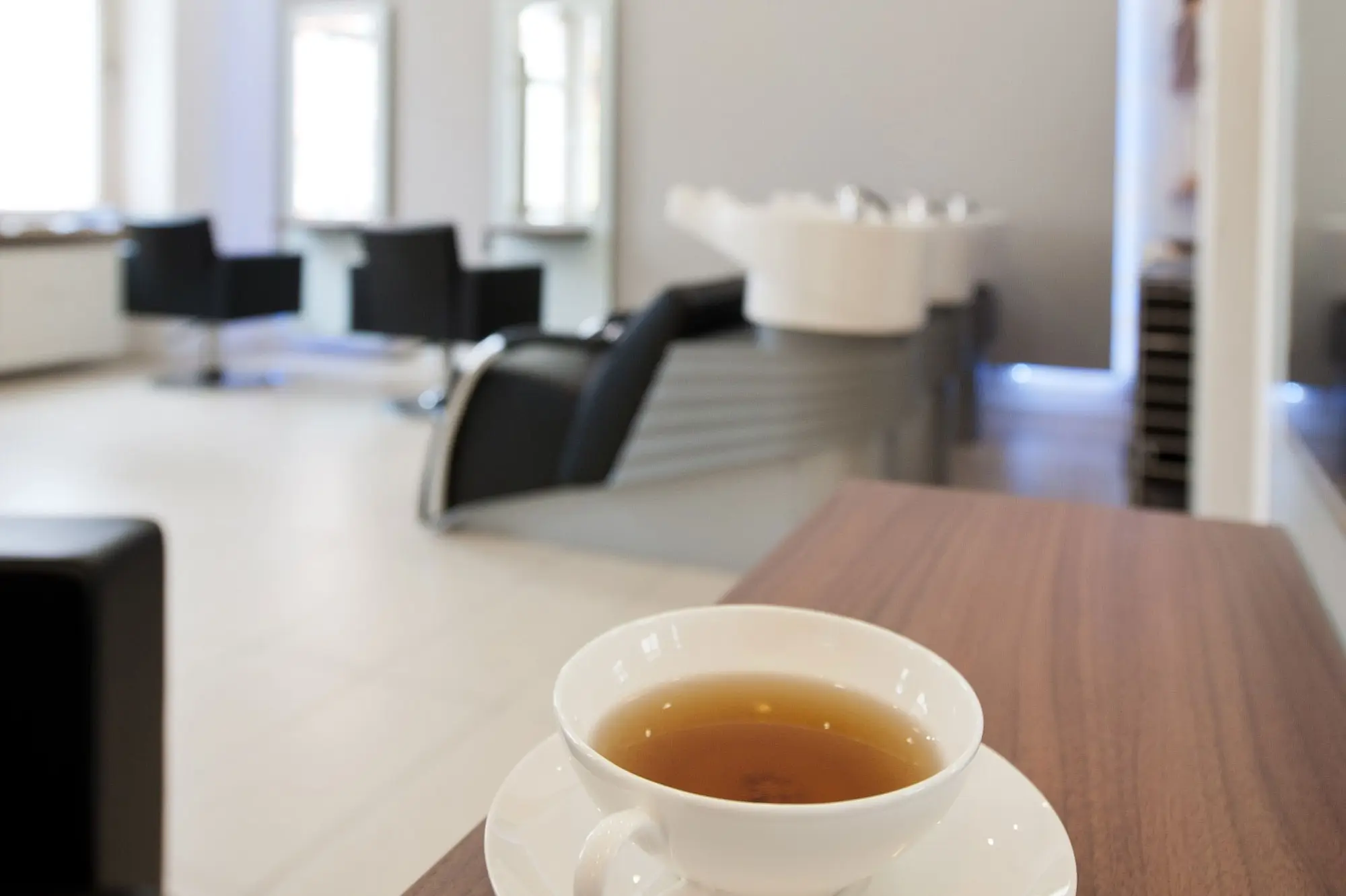 Eine Tasse Tee im Wartebereich, im Hintergrund die Waschplätze