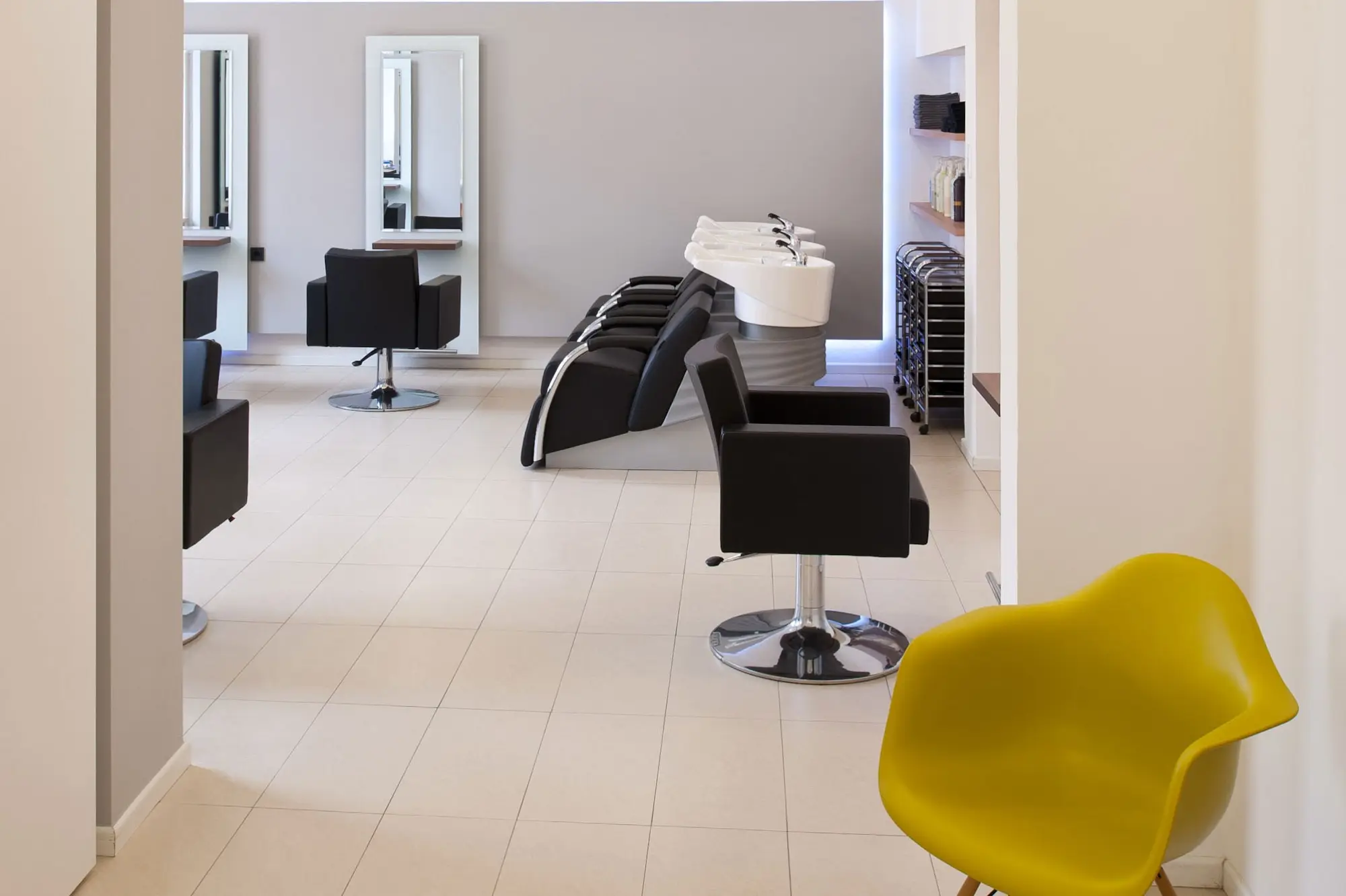 Bedienplätze und ein gelber Designerstuhl